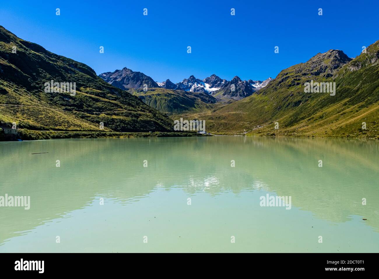 Admirez les sommets du groupe Litzner-Seehorn en traversant le réservoir d'eau Vermuntsee, situé sur la route de montagne Silvretta-Hochalpenstraße. Banque D'Images