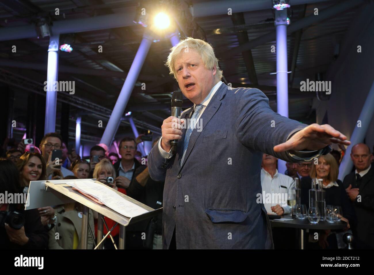 Boris Johnson, a vu s’exprimer lors d’un rallye du congé de vote en 2016, lors d’un rallye du congé de vote à Forman’s Fish Island, dans l’est de Londres Banque D'Images