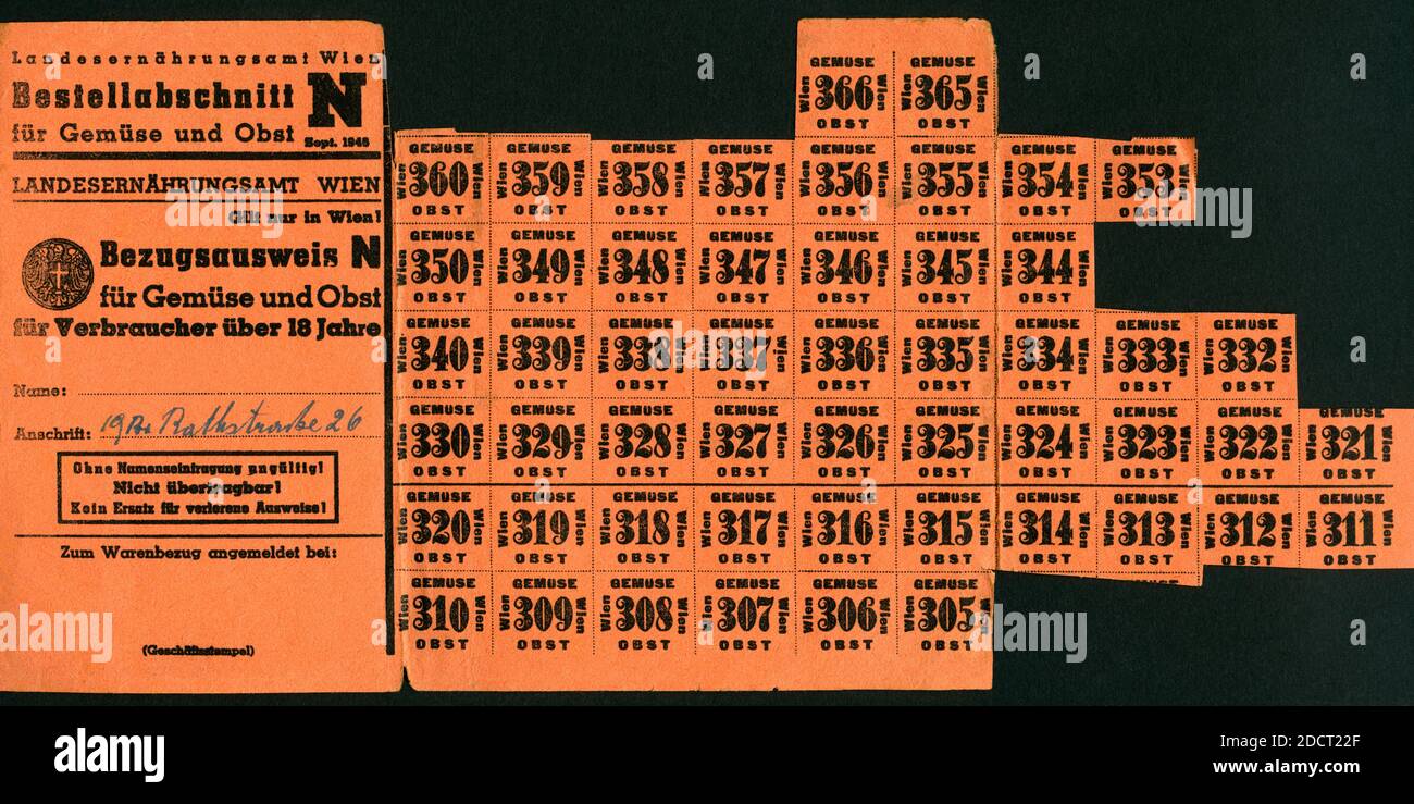 Europa, Österreich, Wien, Zeit nach dem 2. Weekrieg, Lebensmittelkarte für Gemüse und Obst für Verbraucher über 18 Jahre des Landesernährungsamtes Wien, herausgegeben 1948 , Größe : 29,5 cm x 14 cm , Rechte werden nicht vertreten / Europe, Autriche, Vienne, temps après la deuxième Guerre mondiale , timbre de ration alimentaire pour les consommateurs de plus de 18 ans pour les légumes et les fruits, publié en 1948 par l'office alimentaire de Vienne , taille : 29,5 cm x 14 cm, il n'y a pas de droits . Banque D'Images
