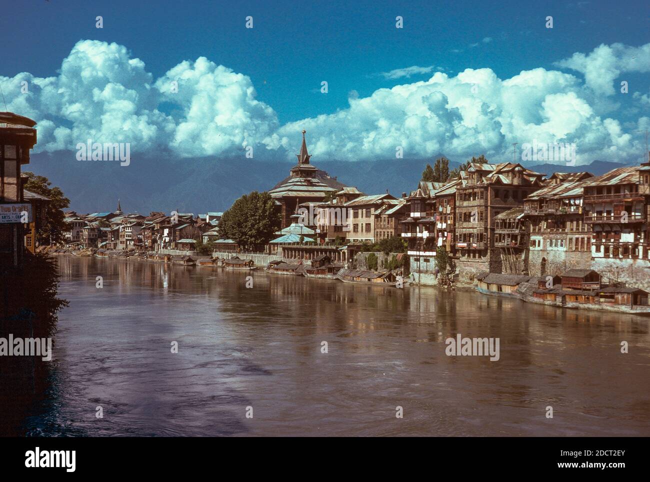 Jhelum River à Srinagar, Cachemire, Inde Banque D'Images