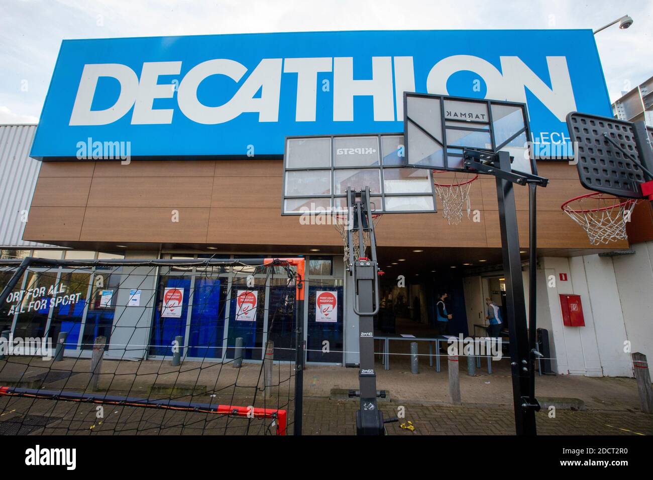 L'illustration montre le magasin de sports Decathlon, où les clients de  bpost peuvent maintenant récupérer leurs paquets, à Anderlecht, Bruxelles,  lundi 23 Novem Photo Stock - Alamy