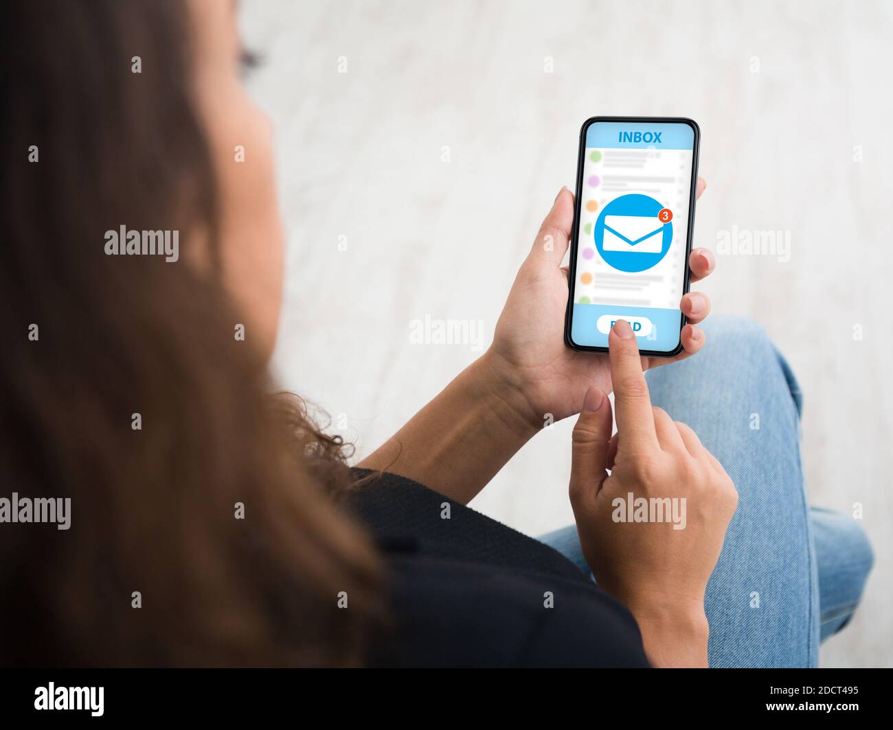 Marketing par e-mail. Femme méconnaissable recevant une nouvelle notification par courrier électronique sur son téléphone portable, vue rognée Banque D'Images