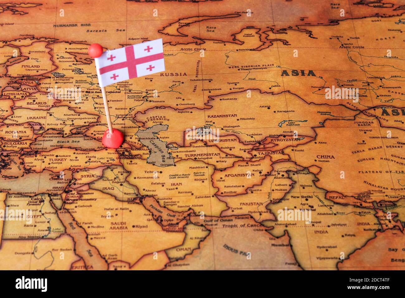 La Géorgie est marquée d'un drapeau sur la carte. Drapeau de la Géorgie sur la carte du monde. Le concept de voyage et de tourisme. Banque D'Images