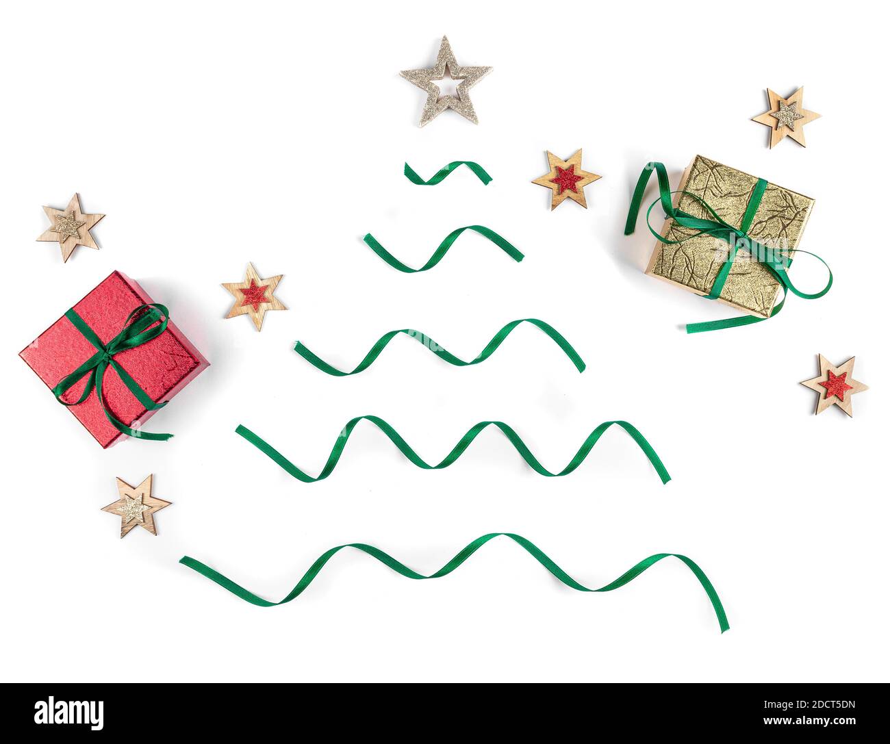 Composition de Noël. Sapin de Noël minimaliste, cadeaux et étoiles dorés et rouges. Flat lay, vue de dessus. Banque D'Images