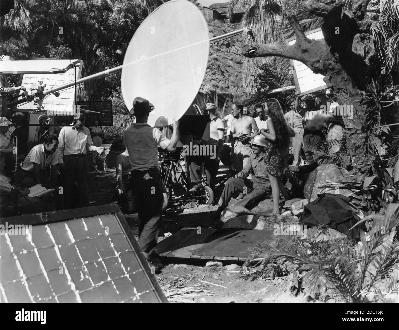 DOROTHY LAMOUR et l'équipe de tournage sur place ont fait du franc-jeu pendant Tournage de SON AMOUR DE LA JUNGLE 1938 réalisateur GEORGE ARCHAINBAUD costume Design Edith Head Paramount photos Banque D'Images