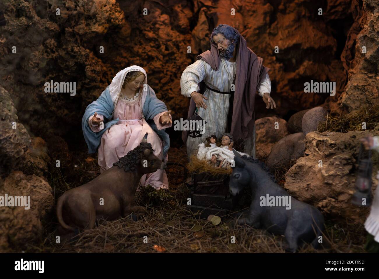Scène de Noël de la Nativité statues avec la Sainte Vierge Marie, Saint Joseph s'occupe de Jésus de l'enfant Saint sur la crèche avec le boeuf et l'âne à proximité Banque D'Images