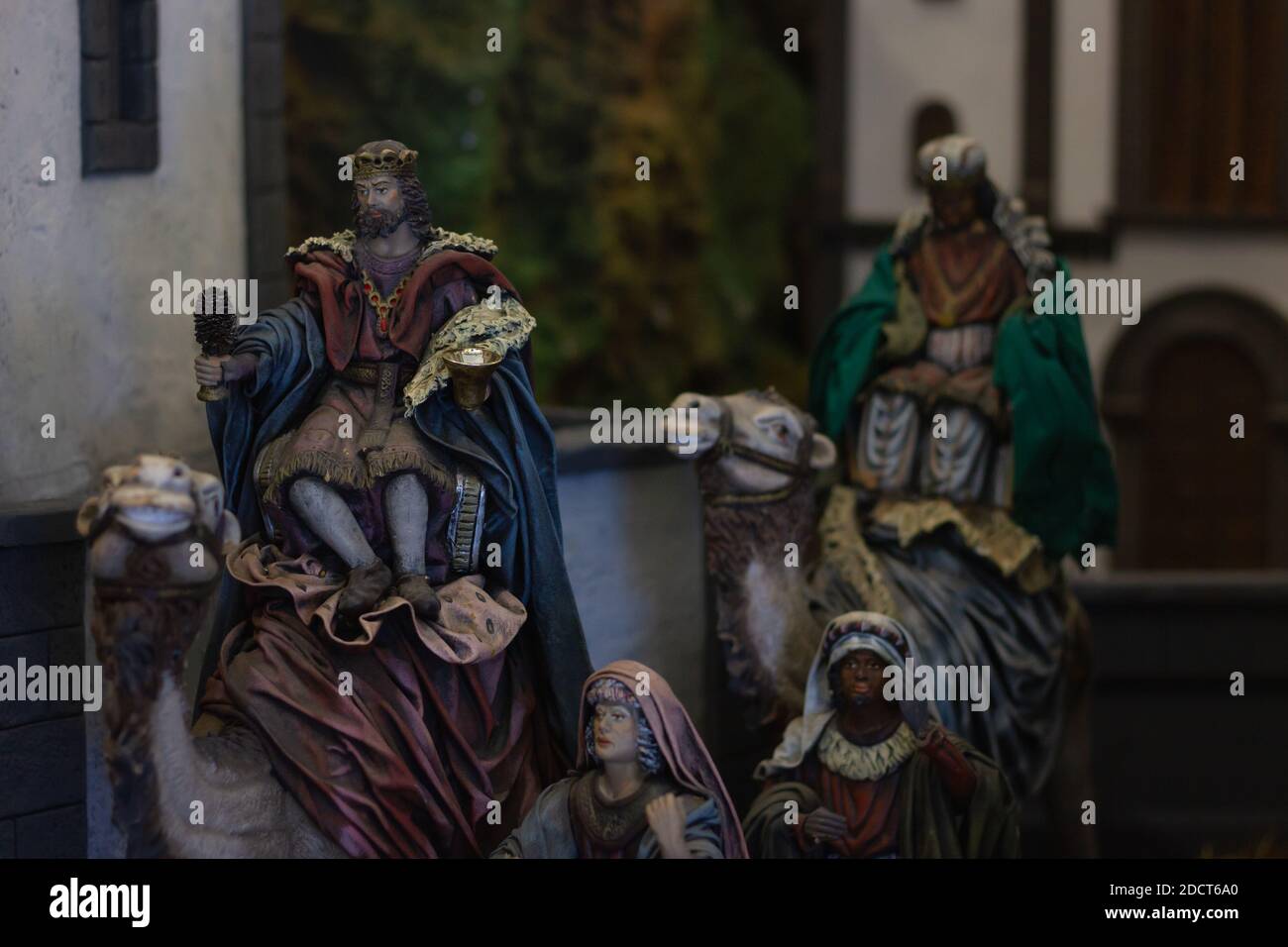 Figures des sages sur les chameaux. Scène de la nativité des rois de Magi, concept de représentation de la religion du christianisme Banque D'Images