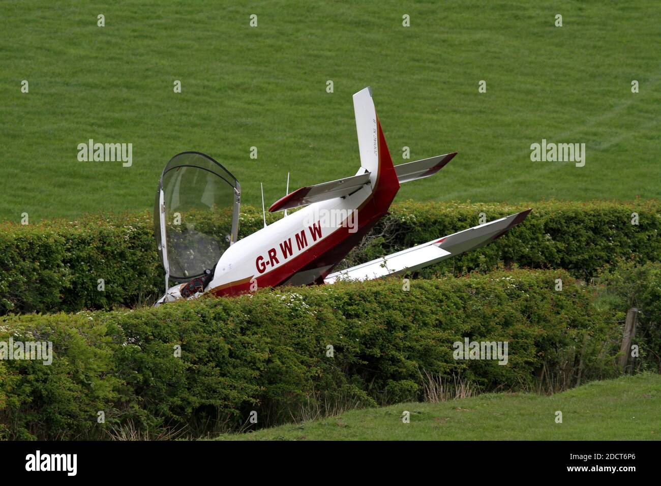 Accident d'avion léger près de Maybole, Ayrshire, Écosse, Royaume-Uni.G-RWMW.Un pilote de la vieillesse a eu une fuite remarquable après que son avion ait plongé du ciel.Bob Watson, âgé de soixante-dix ans, rentait d'une réunion d'affaires sur l'île de Bute lorsqu'il rendit près de sa maison de campagne.L'atterrissage d'urgence à la ferme New Grimmet sur le chemin Straiton près de Maybole. Banque D'Images