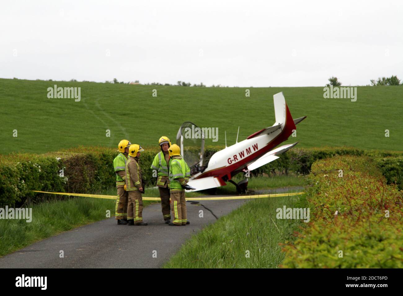 Accident d'avion léger près de Maybole, Ayrshire, Écosse, Royaume-Uni.G-RWMW.Un pilote de la vieillesse a eu une fuite remarquable après que son avion ait plongé du ciel.Bob Watson, âgé de soixante-dix ans, rentait d'une réunion d'affaires sur l'île de Bute lorsqu'il rendit près de sa maison de campagne.L'atterrissage d'urgence à la ferme New Grimmet sur le chemin Straiton près de Maybole. Banque D'Images