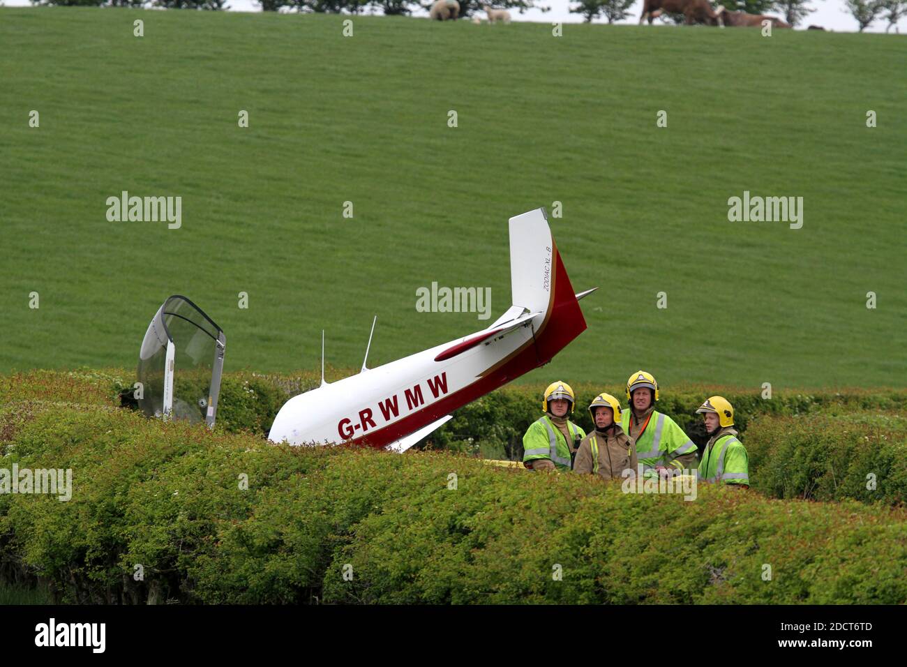 Accident d'avion léger près de Maybole, Ayrshire, Écosse, Royaume-Uni.G-RWMW.Un pilote de la vieillesse a eu une fuite remarquable après que son avion ait plongé du ciel.Bob Watson, âgé de soixante-dix ans, rentait d'une réunion d'affaires sur l'île de Bute lorsqu'il rendit près de sa maison de campagne.L'atterrissage d'urgence à la ferme New Grimmet sur le chemin Straiton près de Maybole. Banque D'Images
