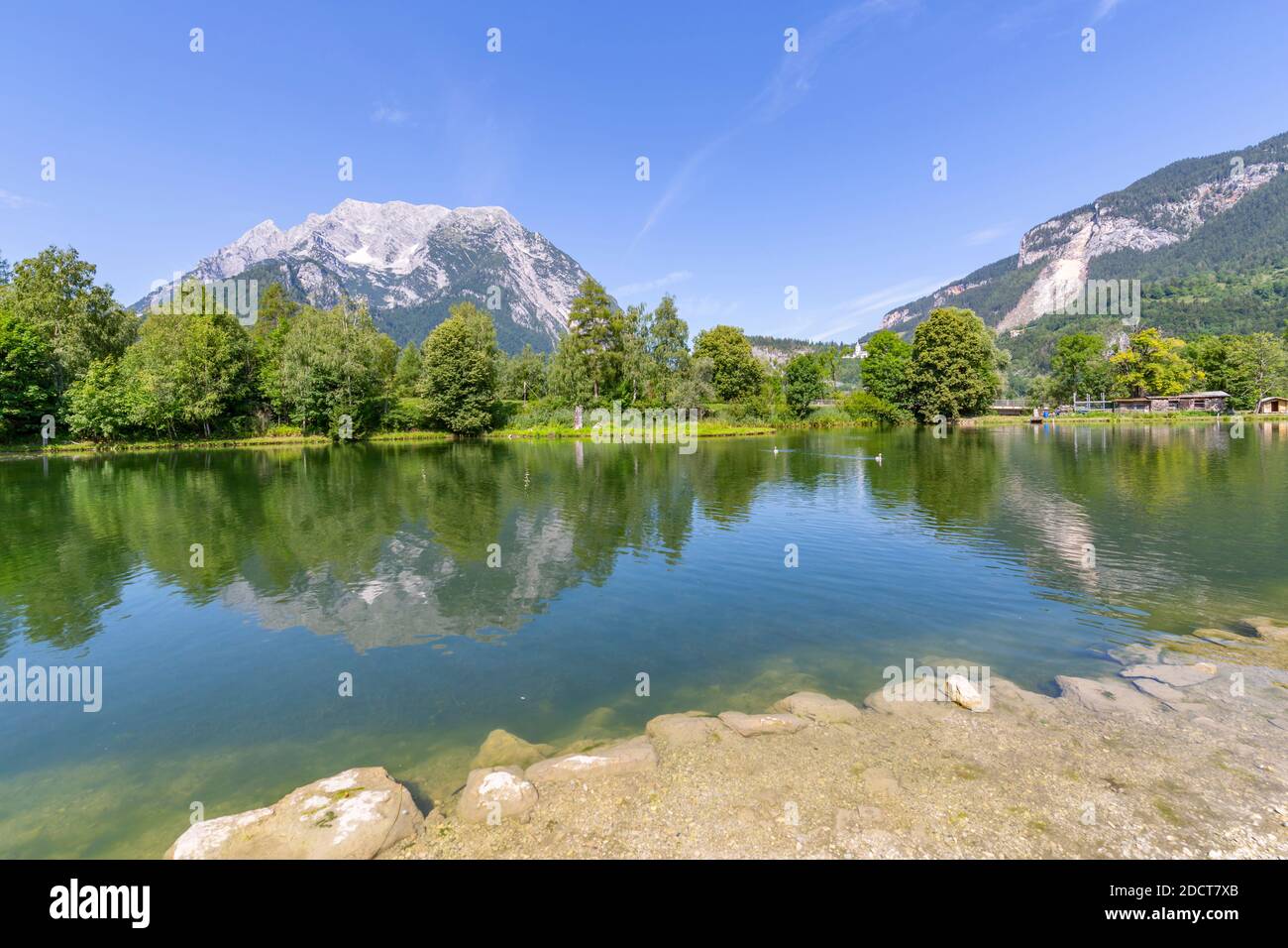 Vue du reflet des montagnes à Schlosseich Fischstüberl, étang de pêche, Styrie, Autriche, Europe Banque D'Images