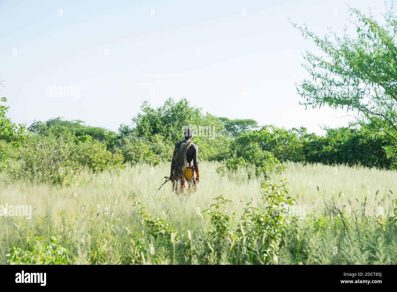 Hadzabe chasseur chasse dans la brousse près de son village Banque D'Images