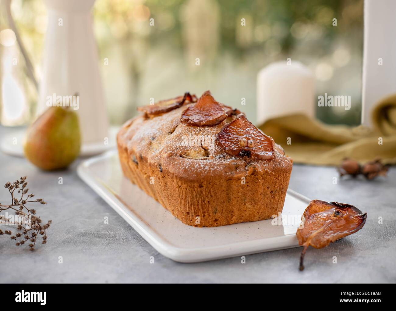 gâteau au muffin aux poires, noix décorées de poires caramélisées. Arrière-plan clair Banque D'Images