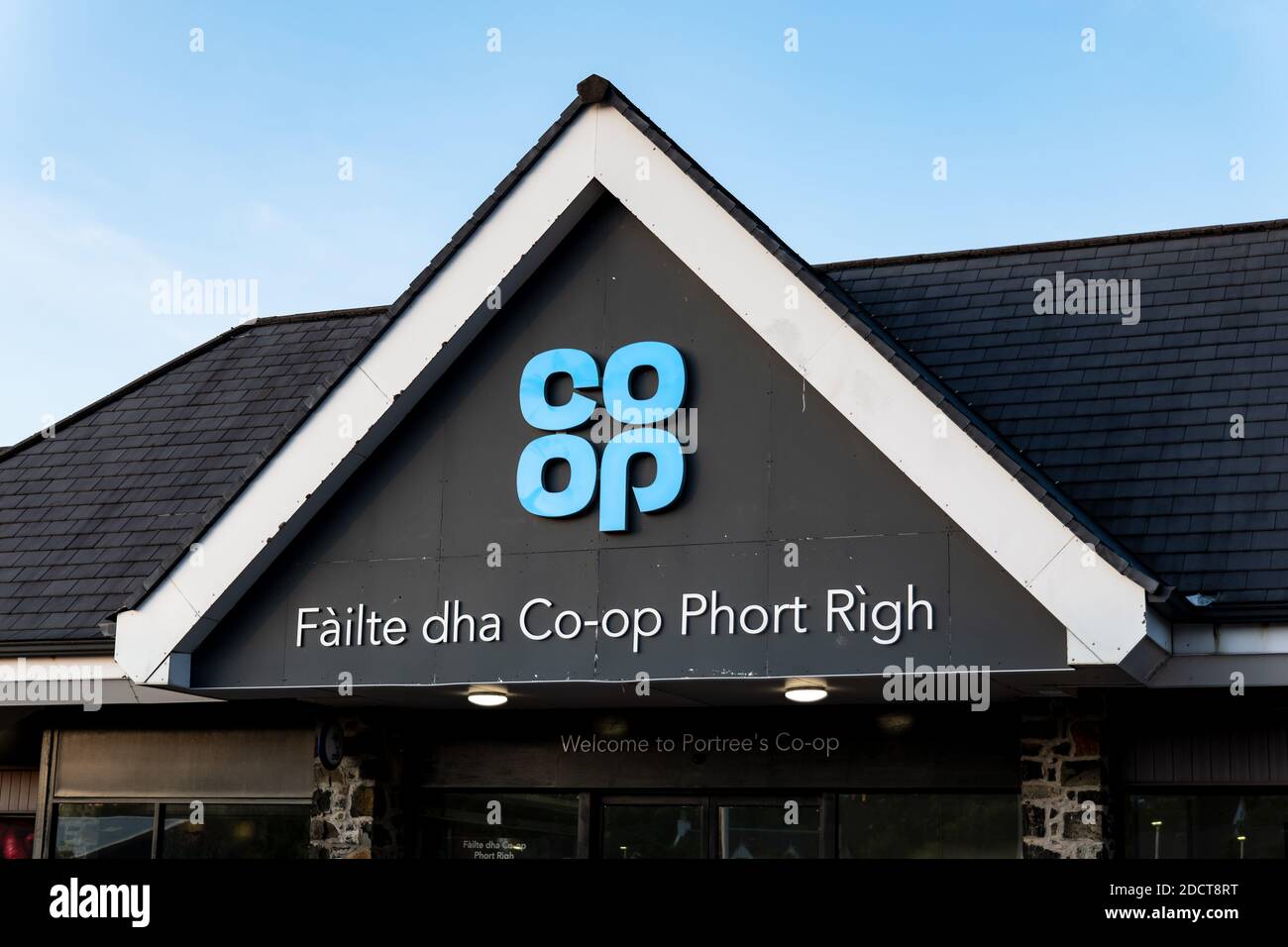 PORTREE, ÉCOSSE - 5 AOÛT 2019 : le logo de la chaîne d'épicerie internationale COOP au-dessus d'une entrée en début de soirée Banque D'Images