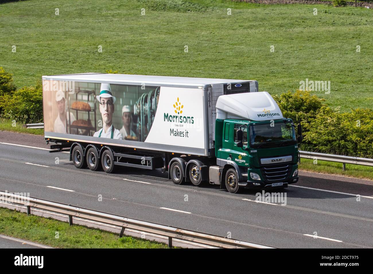 Frais de Morrisons van livrée en ligne shopping véhicule d'épicerie; expédition de fret, lourd transport de livraison de marchandises DAF supermarché camions sur la M6 à Manchester, Royaume-Uni Banque D'Images