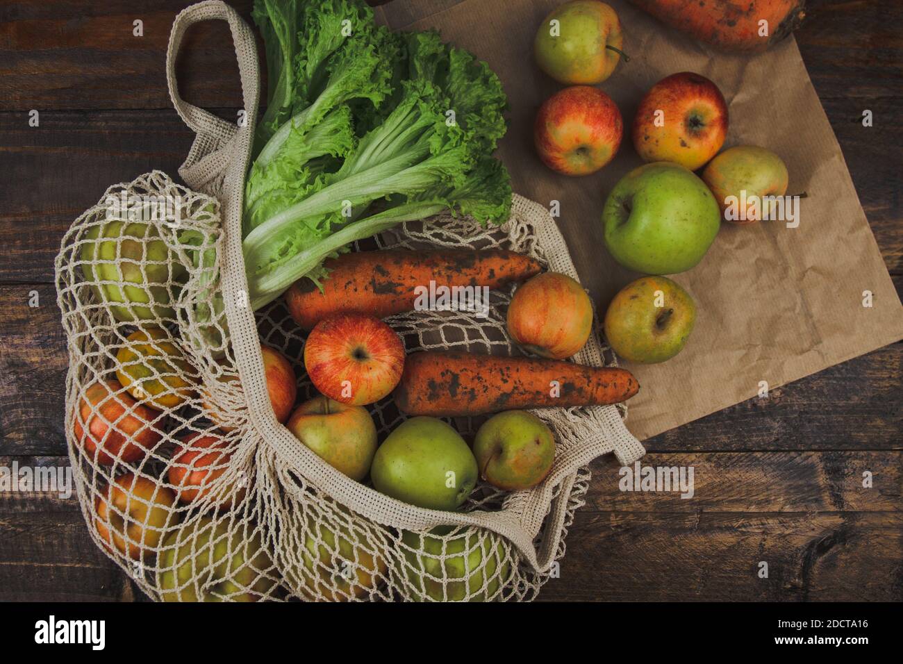 Composition de la couche plate avec sac écologique en maille. Fruits et légumes en sachet de coton. Vegan, zéro déchet, concept sans plastique Banque D'Images