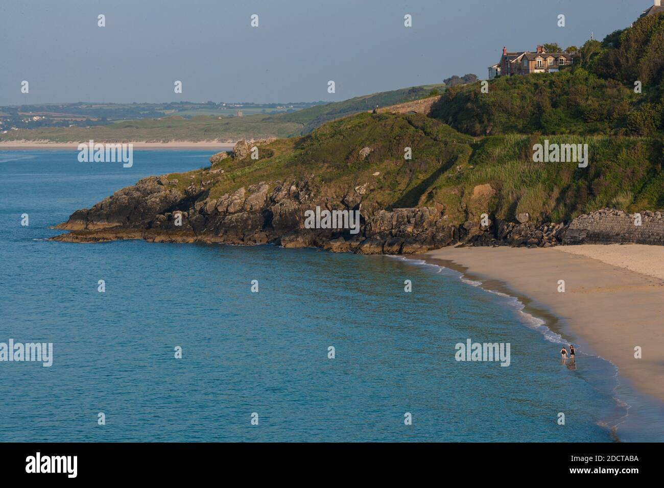 Angleterre / Cornwall / Saint Ives / vue aérienne de deux personnes qui vont nager dans la mer à Porthminster Beach , St Ives , Cornwall. Banque D'Images