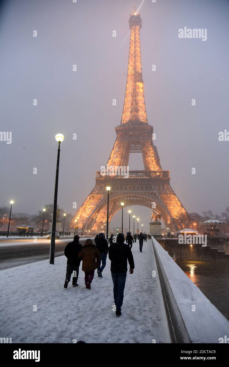 Une vue sur la Tour Eiffel dans la neige le mardi 6 février 2018 à Paris, France. Mardi, la Tour Eiffel a fait tomber les touristes tandis que la neige a balayé le nord de la France, provoquant un chaos dans la circulation à Paris lors de la première dose réelle de temps hivernal de la capitale française. Le service météorologique de Meteo France a mis la région du Grand Paris en alerte de neige et de verglas sur les routes, parmi les 27 départements qu'il s'attendait à être en alerte à travers le pays jusqu'à mercredi midi. Photo d'Alain Apaydin/ABACAPRESS.COM Banque D'Images