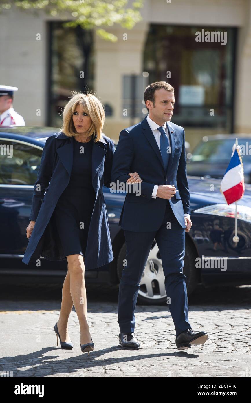 Le président français Emmanuel Macron et sa femme Brigitte Macron arrivent à une cérémonie, le 20 avril 2018, en hommage à Xavier Jugele, un policier français tué lors d'une attaque il y a un an, sur l'avenue mondialement célèbre des champs-Elysées à Paris. Photo par Eliot Blondt/ABACAPRESS.COM Banque D'Images