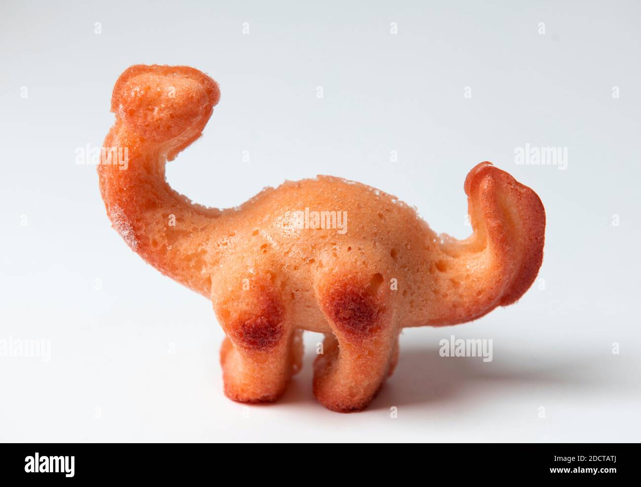 Deux figurines de dinosaure stylisées décorent un gâteau sucré Photo Stock  - Alamy