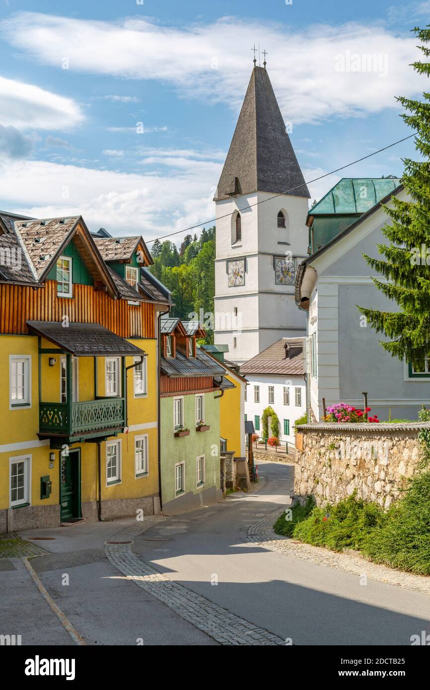 Vue de bâtiments colorés et de l'église de Bad Aussie, Styrie, Autriche, Europe Banque D'Images