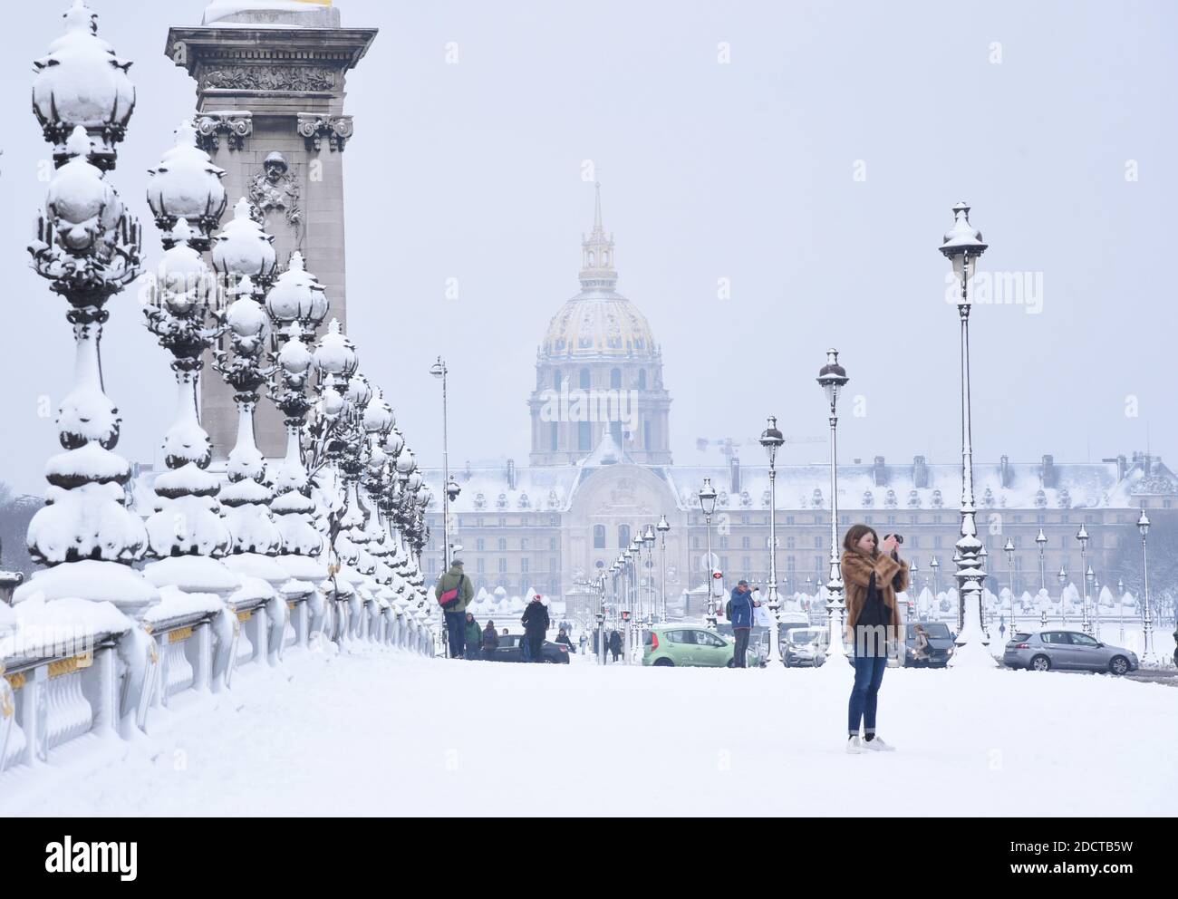 Des piétons marchent sur le pont Alexandre III à Paris, France, le 7 février 2018. Un froid et des chutes de neige intensifiées ont frappé Paris et ses environs. Les températures devaient chuter bien en dessous de zéro mercredi soir, car les déplacements dans la région de Paris sont restés dangereux après que 15 cm de neige aient causé le chaos des transports plus tôt dans la journée. Photo d'Alain Apaydin/ABACAPRESS.COM Banque D'Images