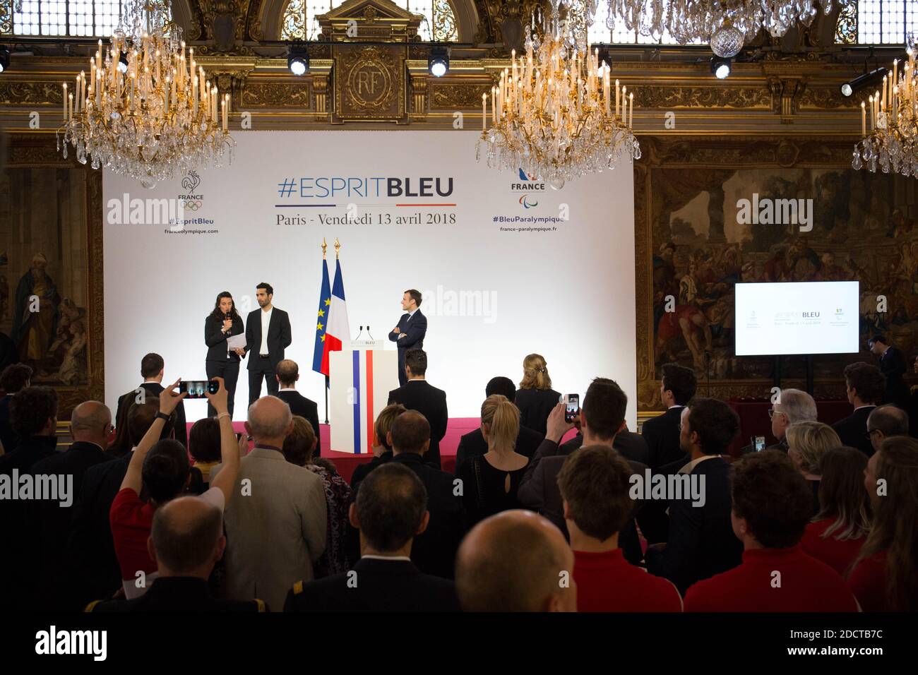 Le président français Emmanuel Macron s'exprime au palais présidentiel de l'Elysée le 13 avril 2018 à Paris lors d'une cérémonie de remise de prix réunissant des athlètes français qui ont participé aux Jeux olympiques d'hiver de Pyeongchang en 2018. Photo de Hamilton/pool/ABACAPRESS.COM Banque D'Images