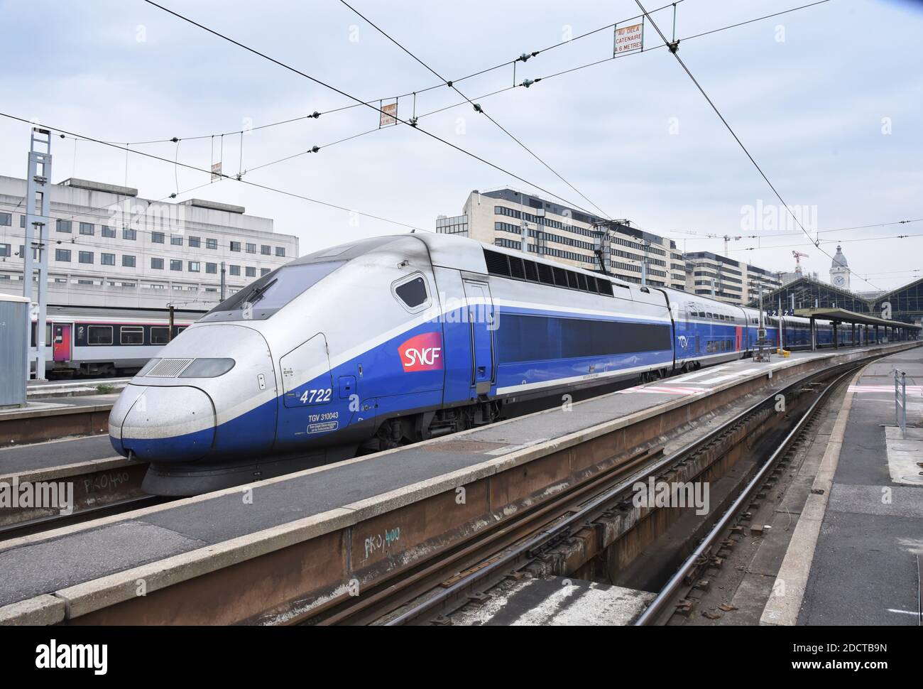 Vue générale de la gare TGV de Lyon vide, à Paris, France, le 9 avril 2018, où presque tous les trains à grande vitesse sont annulés en raison de la grève. Les travailleurs français de la SNCF et de la société RER ont lancé trois mois de grèves, dans le cadre d'une vague d'action industrielle qui va tester la volonté du président Emmanuel Macron de refaçonner la France par des réformes radicales. La grève va semer le chaos chez les 4.5 millions de passagers français, avec des arrêts prévus deux jours sur cinq jusqu'en juin 28, à moins que Macron ne abandonne sa tentative de forcer une révision majeure de l'opérateur ferroviaire SNCF. Photo par Banque D'Images