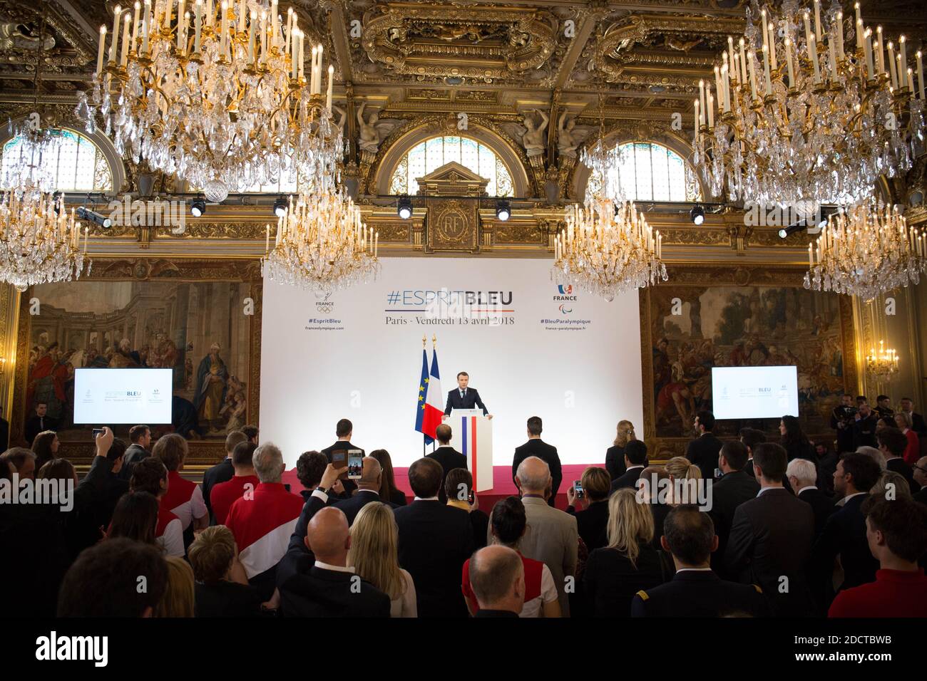 Le président français Emmanuel Macron s'exprime au palais présidentiel de l'Elysée le 13 avril 2018 à Paris lors d'une cérémonie de remise de prix réunissant des athlètes français qui ont participé aux Jeux olympiques d'hiver de Pyeongchang en 2018. Photo de Hamilton/pool/ABACAPRESS.COM Banque D'Images