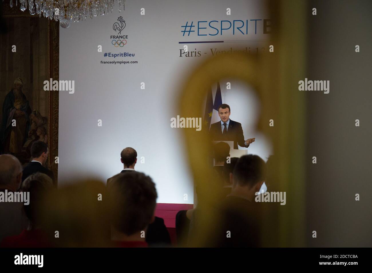 Le président français Emmanuel Macron s'exprime au palais présidentiel de l'Elysée le 13 avril 2018 à Paris lors d'une cérémonie de remise de prix réunissant des athlètes français qui ont participé aux Jeux olympiques d'hiver de Pyeongchang en 2018. Photo de Hamilton/pool/ABACAPRESS.COM Banque D'Images