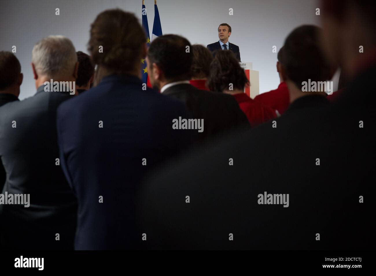Le président français Emmanuel Macron reçoit lors d'une cérémonie de remise des prix réunissant les athlètes français qui ont participé aux Jeux olympiques d'hiver de 2018 à Pyeongchang. Photo de Hamilton/pool/ABACAPRESS.COM Banque D'Images