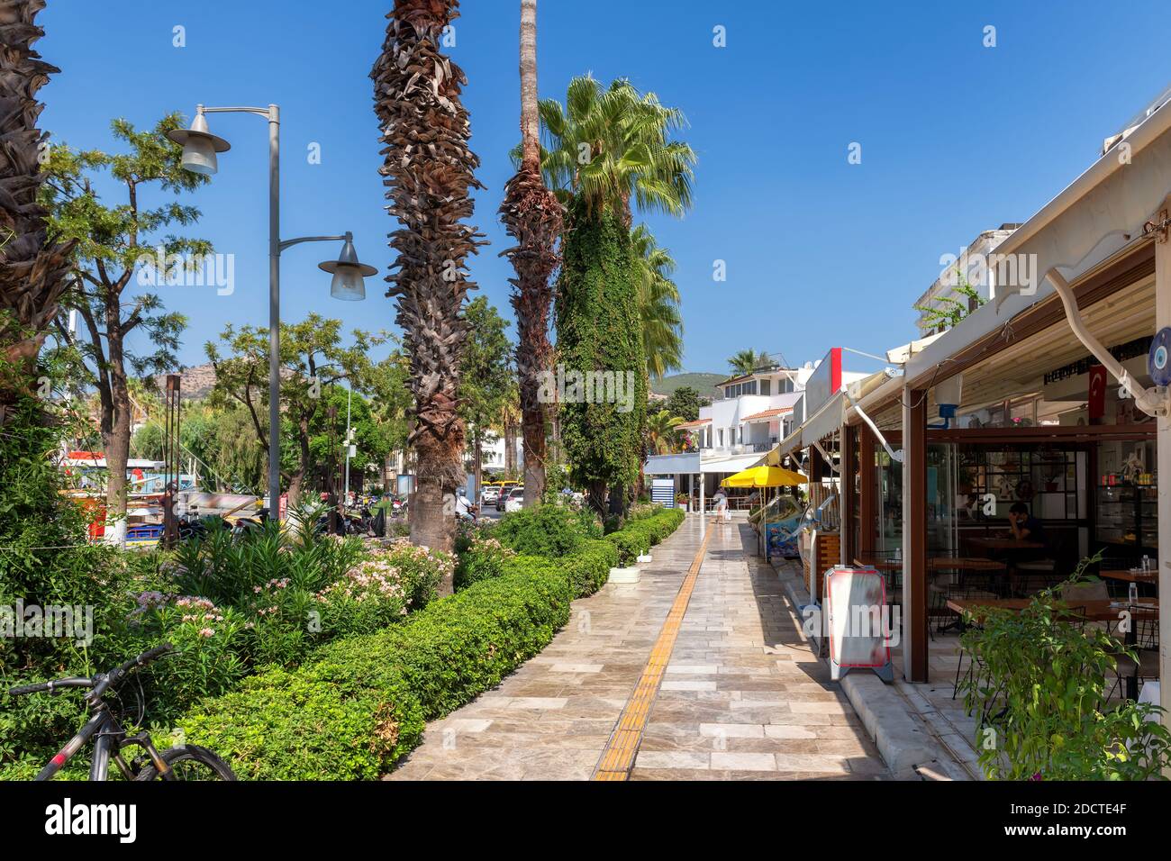 Rue dans la ville de Bodrum avec café, restaurant un centre commercial en journée ensoleillée, côte méditerranéenne, Bodrum, Turquie Banque D'Images