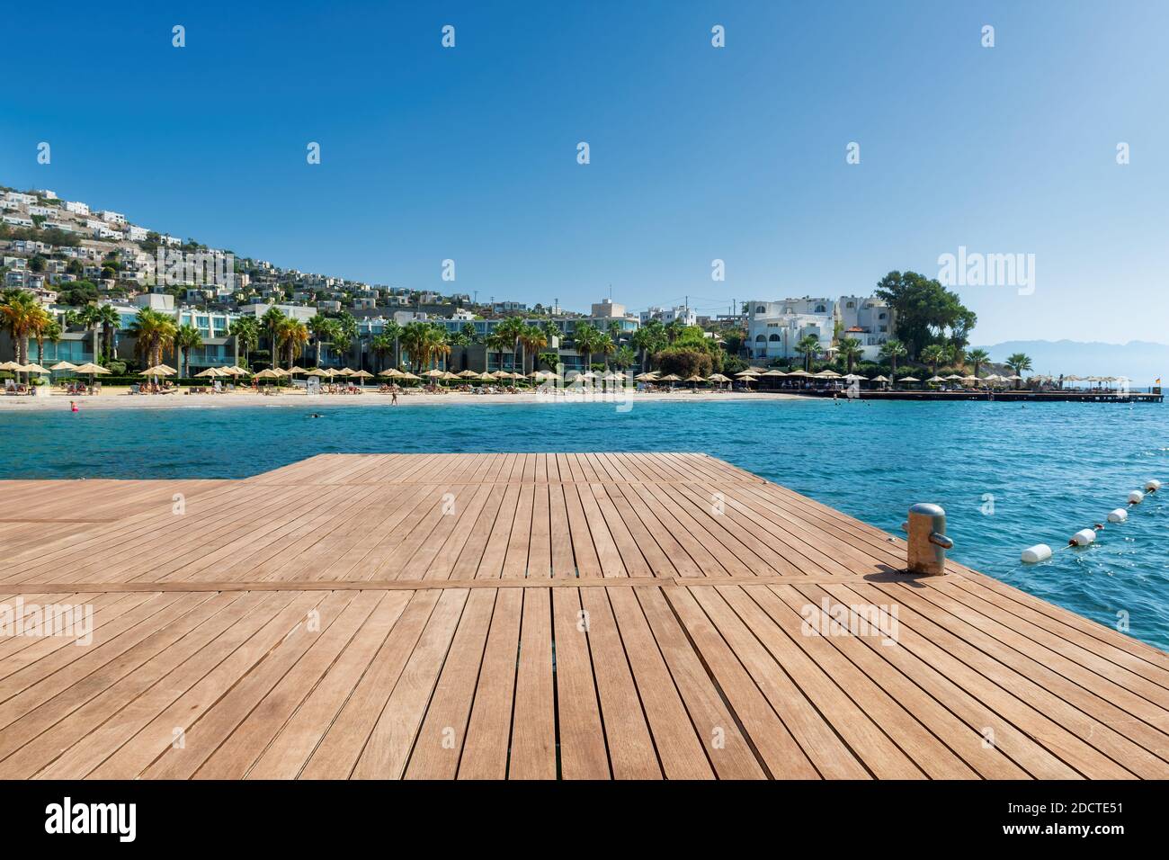 Parquet et belle mer sur la plage méditerranéenne Banque D'Images