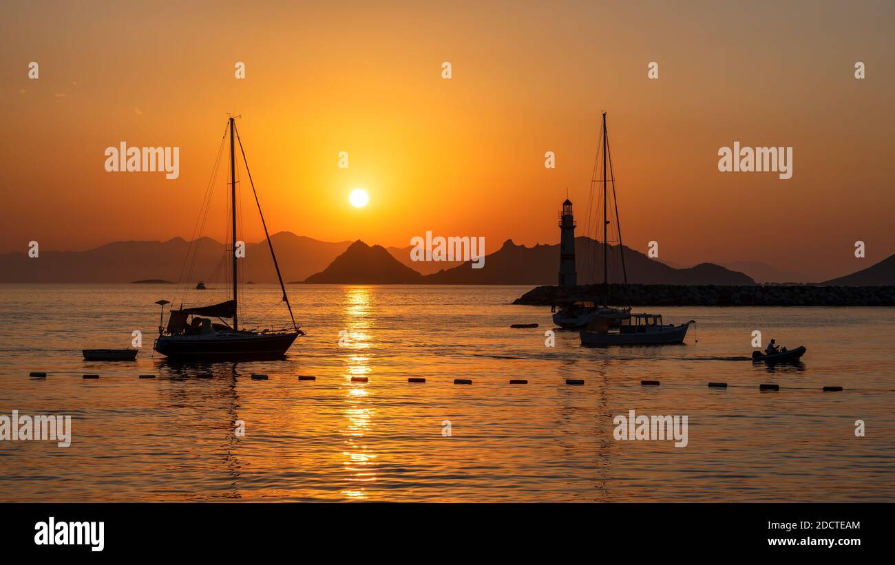 Coucher de soleil au phare dans la marina avec yachts à Bodrum, Turquie. Banque D'Images