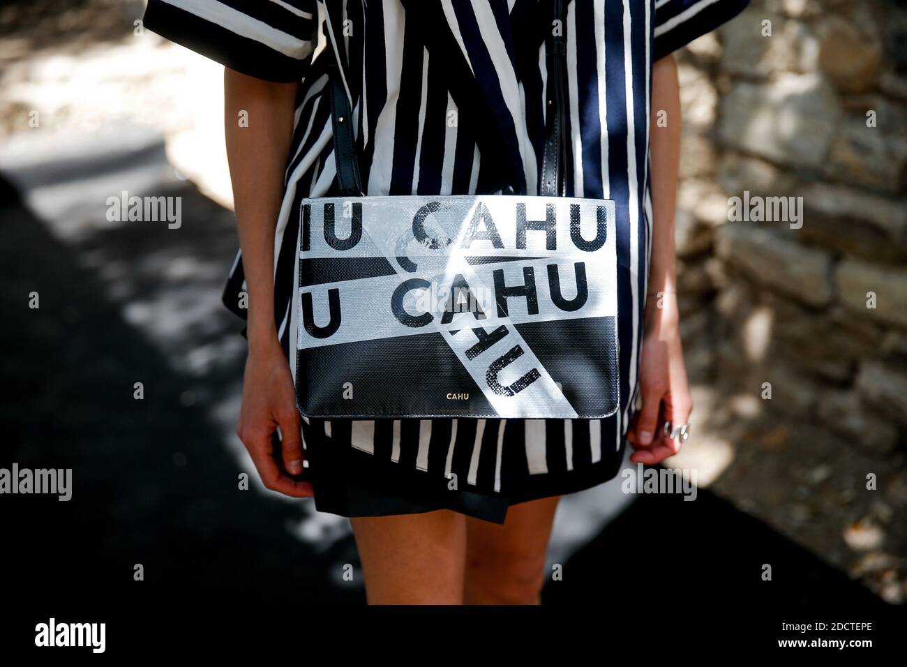 Street style, gros plan au 33ème Festival International de la mode et de la Photographie tenu à Villa Noailles, à Hyères, France, le 28 avril 2018. Photo de Marie-Paola Bertrand-Hillion/ABACAPRESS.COM Banque D'Images