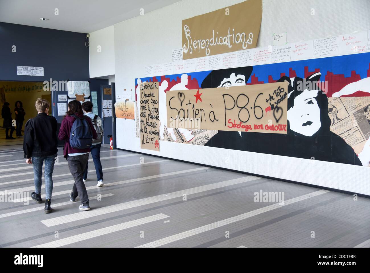 Des bannières sont pendues à la porte de l'Université Nanterre près de Paris, France, le 16 avril 2018 pour demander la démission du Président de l'Université, J.F Ballaude. Ballaude a autorisé l'entrée de la force de police sur le campus le 9 avril, lors d'une occupation du site, pour protester contre l'introduction de conditions d'entrée plus sélectives pour les universités, ce qui a conduit à l'arrestation de 4 étudiants. Le mouvement croissant de protestation des étudiants a irrités le gouvernement Macron, qui est également aux prises avec les grèves du personnel ferroviaire dans le premier test majeur de sa détermination pro-entreprise à remodeler l'économie française et Banque D'Images