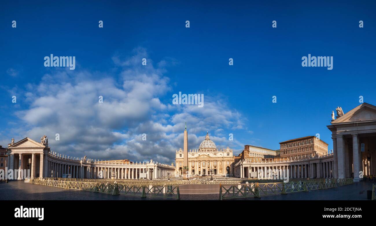 Vue panoramique sur la place Saint-Pierre (Piazza San Pietro), l'une des destinations de voyage les plus visitées en Italie, avec la basilique Saint-Pierre et l'ancienne Banque D'Images