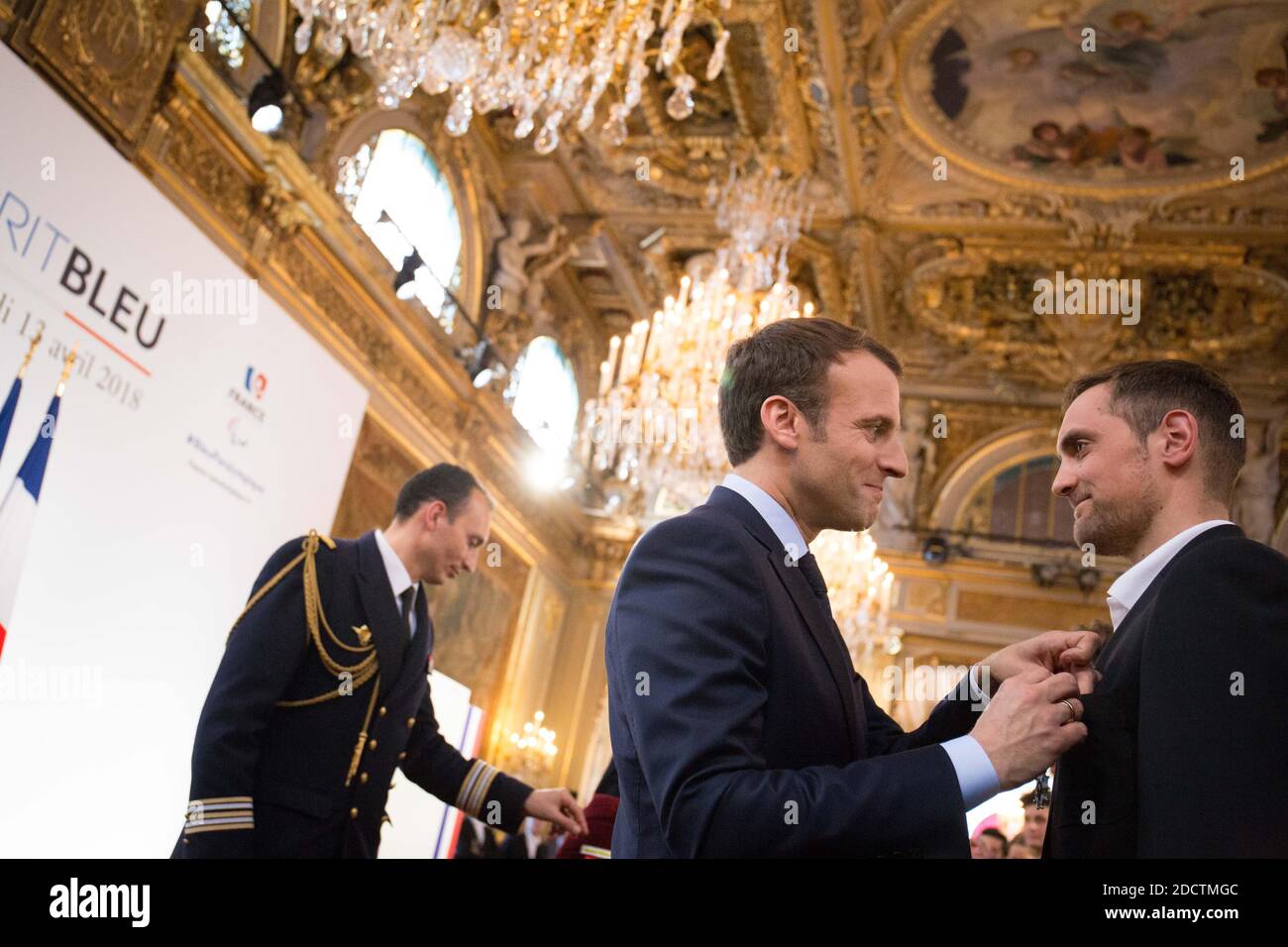 Le président français Emmanuel Macron reçoit lors d'une cérémonie de remise des prix réunissant les athlètes français qui ont participé aux Jeux olympiques d'hiver de 2018 à Pyeongchang. Photo de Hamilton/pool/ABACAPRESS.COM Banque D'Images