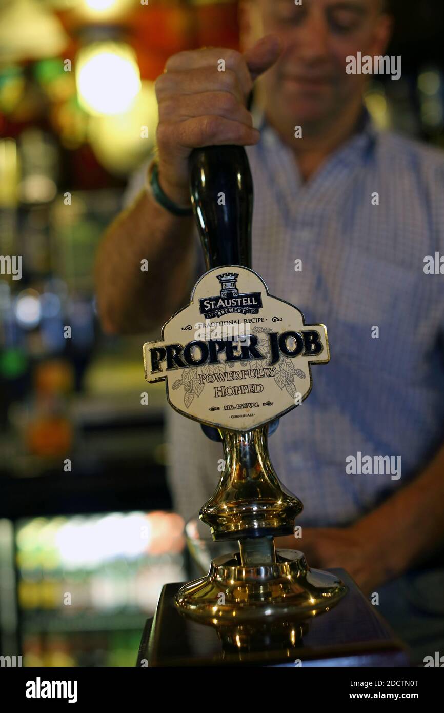 Un barman tirant une pinte dans un pub, St Just, Cornwall, Royaume-Uni Banque D'Images