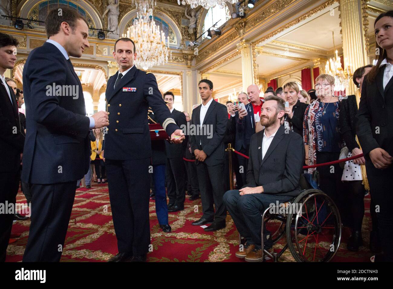 Le président français Emmanuel Macron reçoit lors d'une cérémonie de remise des prix réunissant les athlètes français qui ont participé aux Jeux olympiques d'hiver de 2018 à Pyeongchang. Photo de Hamilton/pool/ABACAPRESS.COM Banque D'Images