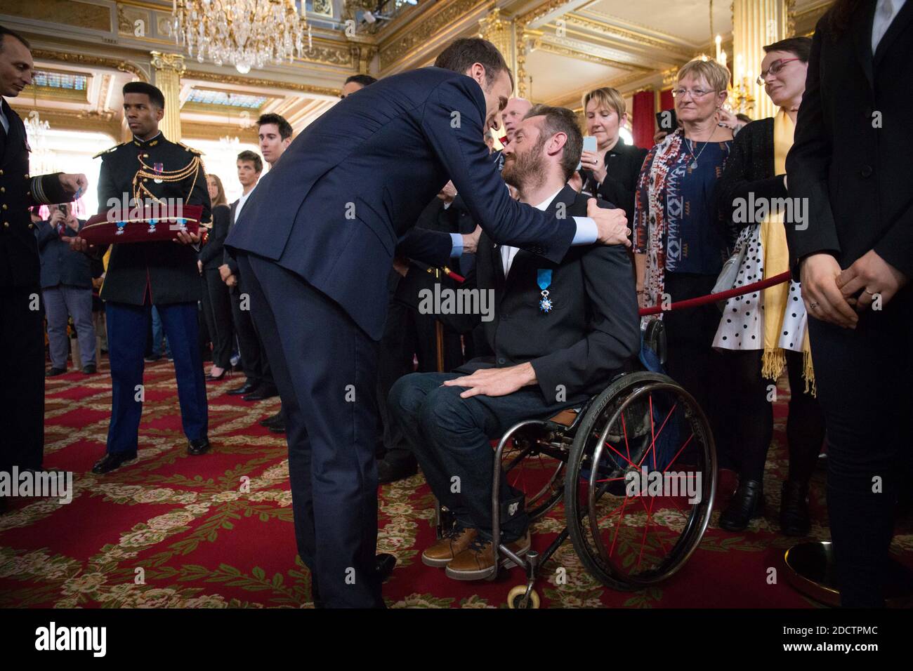 Le président français Emmanuel Macron reçoit lors d'une cérémonie de remise des prix réunissant les athlètes français qui ont participé aux Jeux olympiques d'hiver de 2018 à Pyeongchang. Photo de Hamilton/pool/ABACAPRESS.COM Banque D'Images