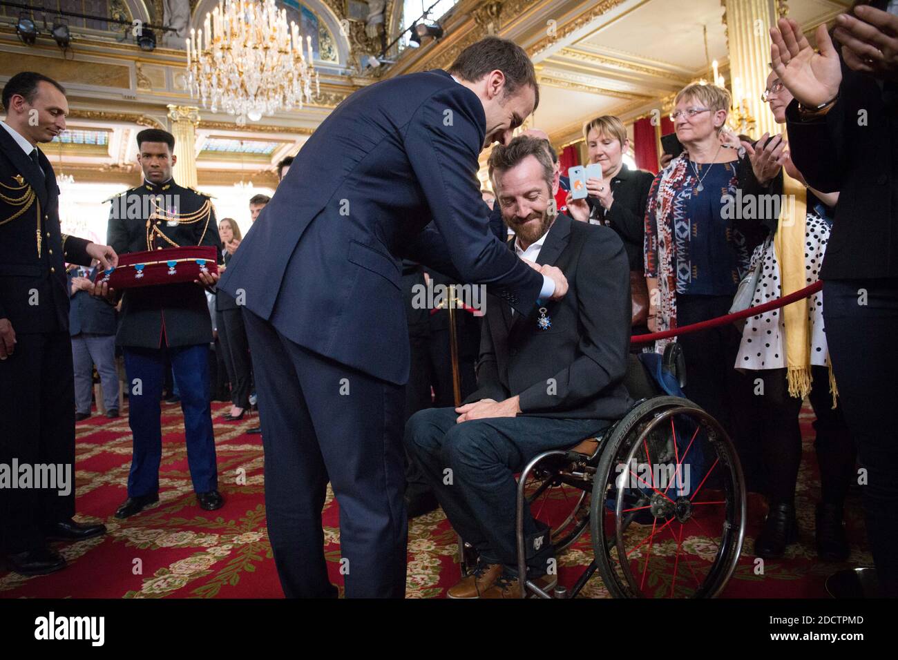 Le président français Emmanuel Macron reçoit lors d'une cérémonie de remise des prix réunissant les athlètes français qui ont participé aux Jeux olympiques d'hiver de 2018 à Pyeongchang. Photo de Hamilton/pool/ABACAPRESS.COM Banque D'Images