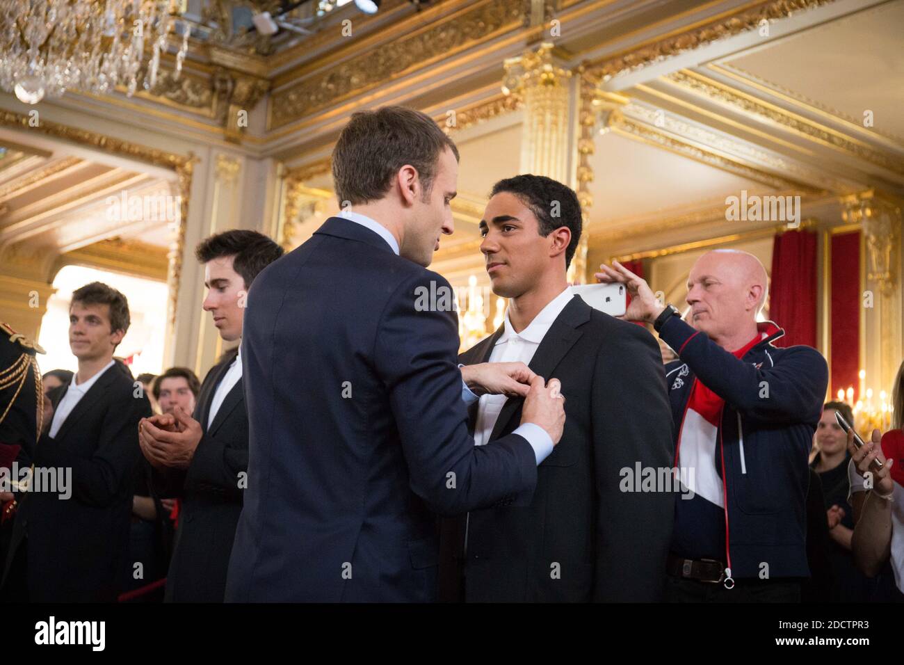 Le président français Emmanuel Macron reçoit lors d'une cérémonie de remise des prix réunissant les athlètes français qui ont participé aux Jeux olympiques d'hiver de 2018 à Pyeongchang. Photo de Hamilton/pool/ABACAPRESS.COM Banque D'Images