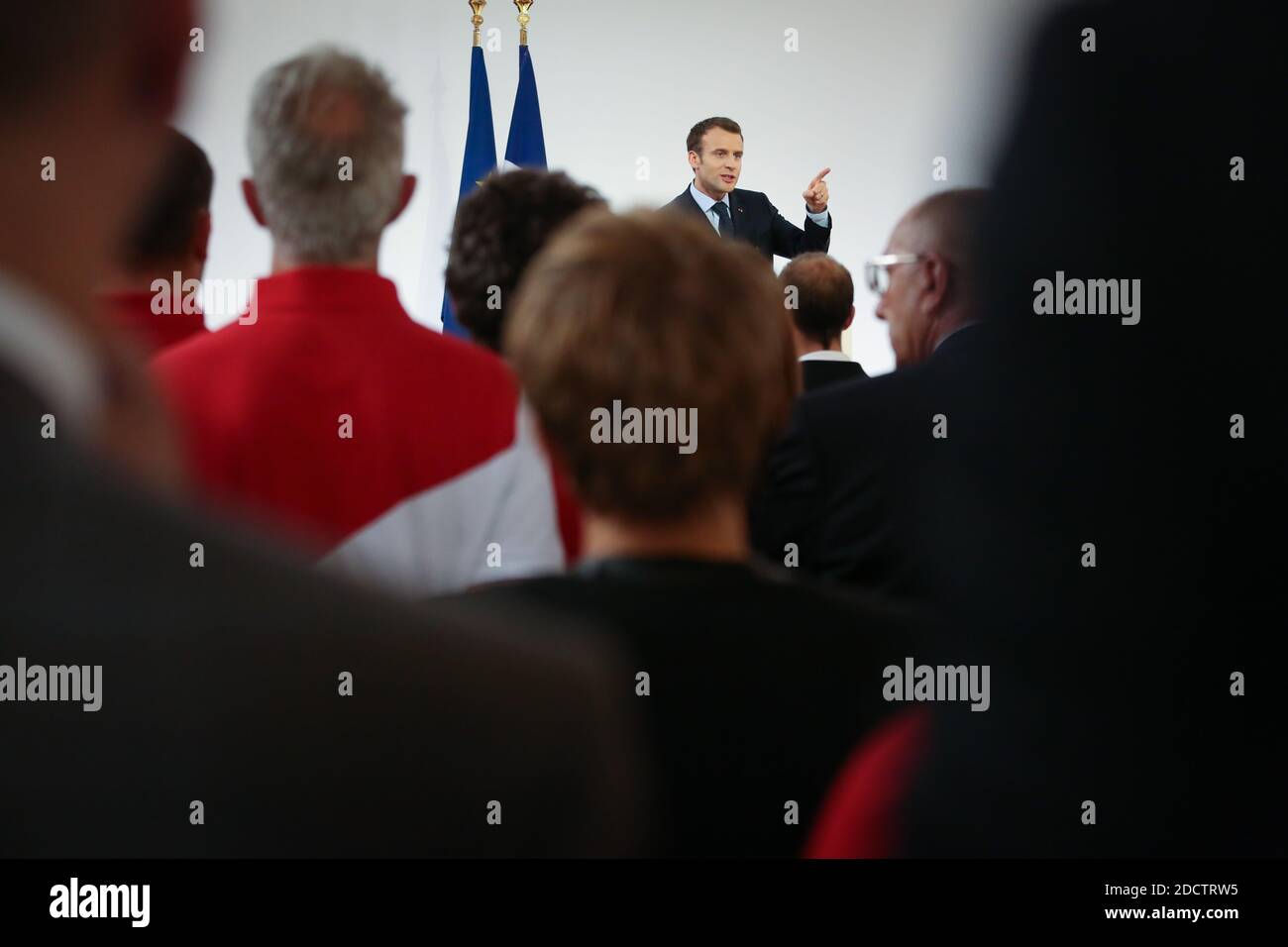 Le président français Emmanuel Macron s'exprime au palais présidentiel de l'Elysée le 13 avril 2018 à Paris lors d'une cérémonie de remise de prix réunissant des athlètes français qui ont participé aux Jeux olympiques d'hiver de Pyeongchang en 2018. Photo de Hamilton/pool/ABACAPRESS.COM Banque D'Images