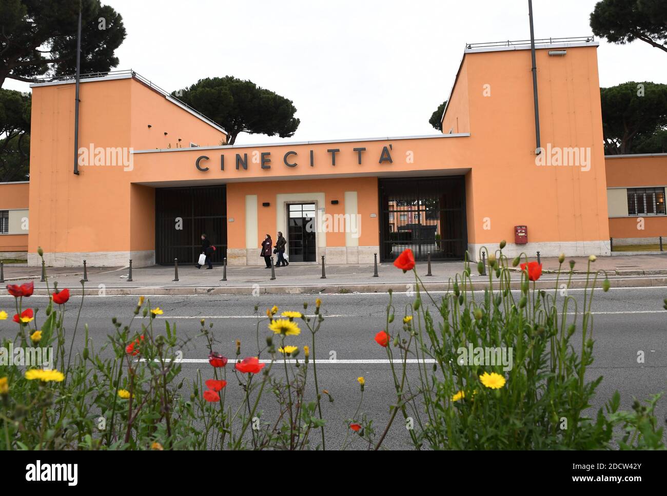 PAS DE WEB/PAS D'APPLICATIONS - EXCLUSIF. Vue sur l'entrée des studios Cinecitta de Rome, Italie, le 31 janvier 2018. Depuis 2011, Cinecitta Studios est ouvert au public avec le projet 'Cinecitta shows off', une initiative culturelle qui vise à présenter le riche patrimoine architectural de la célèbre Dream Factory, pour la première fois, vous pourrez visiter les grands décors extérieurs et les bâtiments historiques dont les halls accueillent un certain nombre d'expositions à thème. Les scènes, costumes, accessoires, plans-séquences et photographies d'époque présentés racontent l'histoire de Cinecittà et des productions cinématographiques qui ont con Banque D'Images