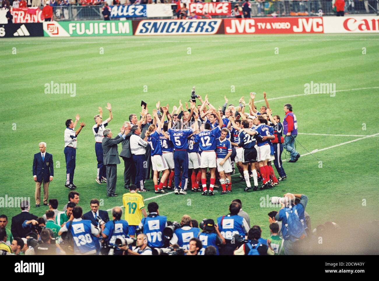 Les coéquipiers de France fêtent après avoir remporté le match final de la coupe du monde de football de la FIFA France contre Brésil au stade de France à Saint-Denis, près de Paris, France, le 12 juillet 1998. La France a gagné 3-0. Photo de Lionel Hahn/ABACAPRESS.COM Banque D'Images