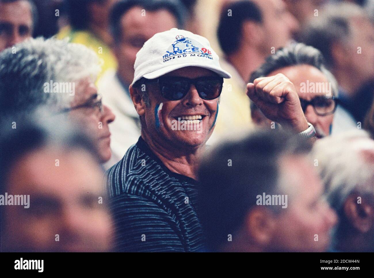 L'acteur d'Hollywood Jack Nicholson regarde le match final de la coupe du monde de football de la FIFA France contre Brésil au stade de France à Saint-Denis, près de Paris, France, le 12 juillet 1998. La France a gagné 3-0. Photo de Lionel Hahn/ABACAPRESS.COM Banque D'Images