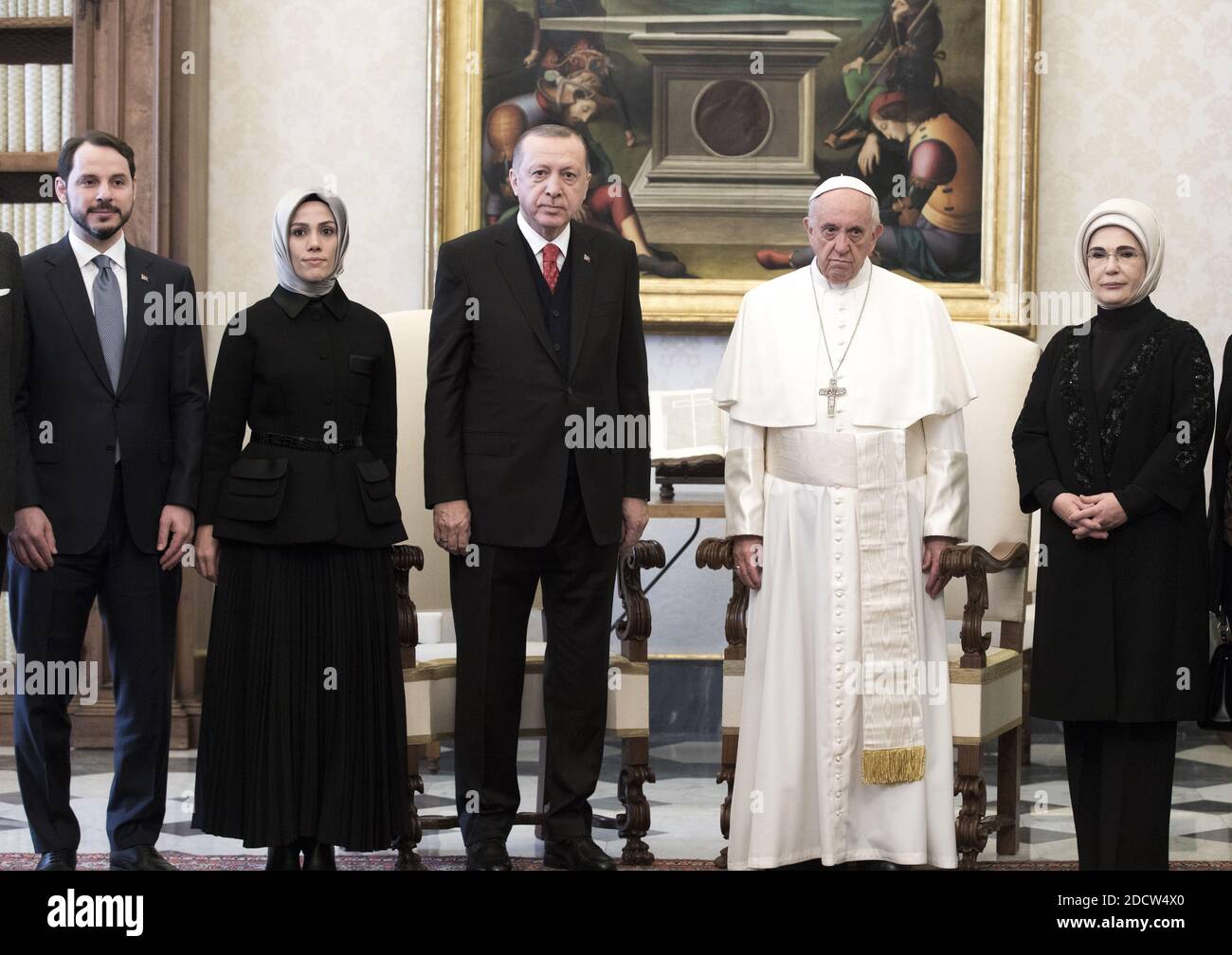Le pape François rencontre le président turc Recep Tayyip Erdogan (3-L), son épouse Emine (2-R), le ministre turc de l'énergie et des ressources naturelles Berat Albayrak (L) et son épouse Esra (2-L) au Vatican le 5 février 2018. Ils ont parlé de la guerre en Syrie, du statut de Jérusalem et de la lutte contre le terrorisme. Erdogan est le premier président turc à visiter le Vatican depuis près de soixante ans. François l'a rencontré lors de son voyage à Istanbul en 2014. Photo par ABACAPRESS.COM Banque D'Images
