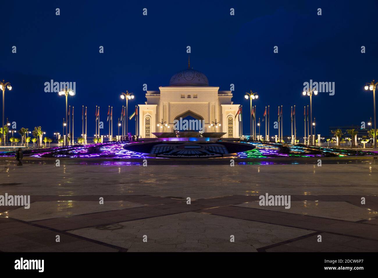 Emirats Arabes Unis, Abu Dhabi, rond-point allumé la nuit Banque D'Images