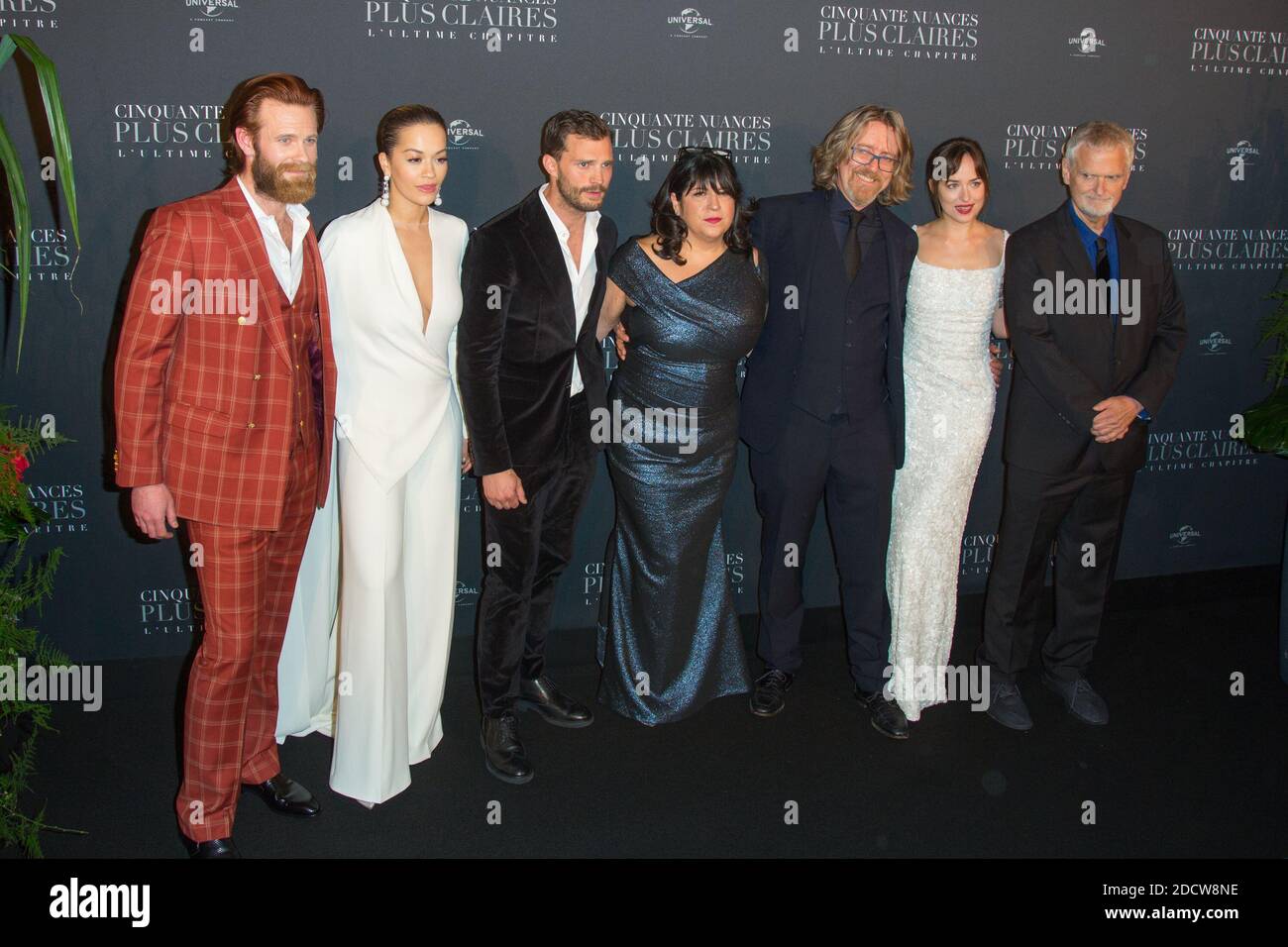 Eric Johann Johnson, Rita ora, Jamie Dornan, Erika Leonard James, invité, Dakota Johnson et réalisateur James Foley assiste à la première mondiale de Fifty Shades Freed à la salle Pleyel le 06 février 2018 à Paris, en France. Photo de Nasser Berzane/ABACAPRESS.COM Banque D'Images